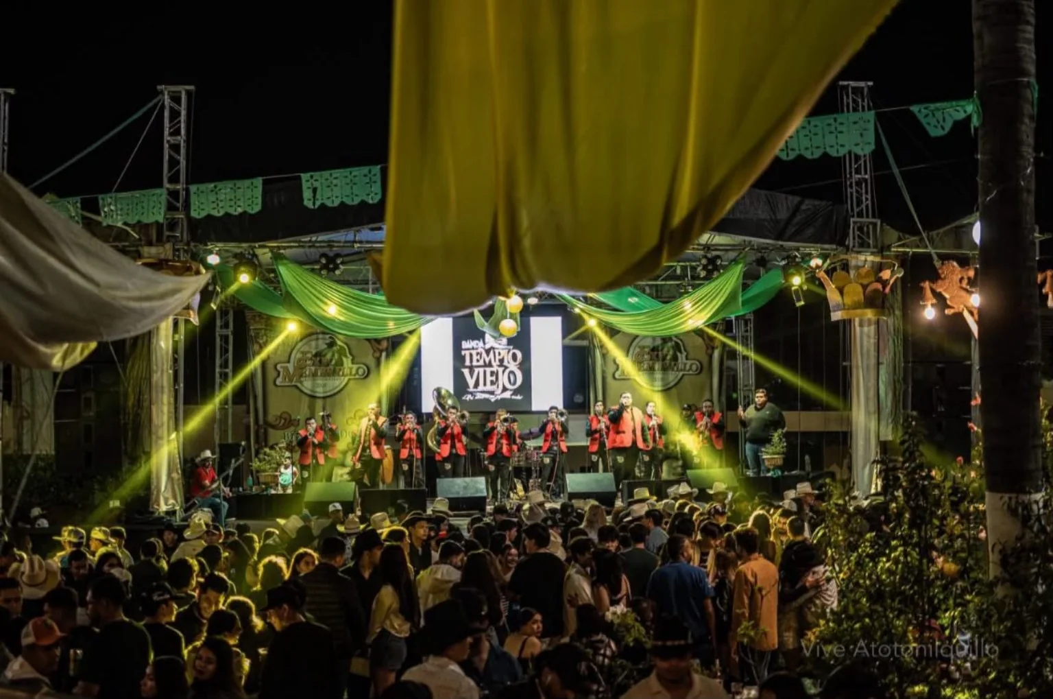 Escenario en fiestas de Atotonilquillo